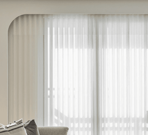 Cortinas sheer difuminando la luz en una sala cálida
